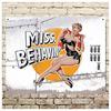 [Q5117] - Металлическая табличка в стиле ретро «Пин-ап Miss Behavin» - 40x30 см