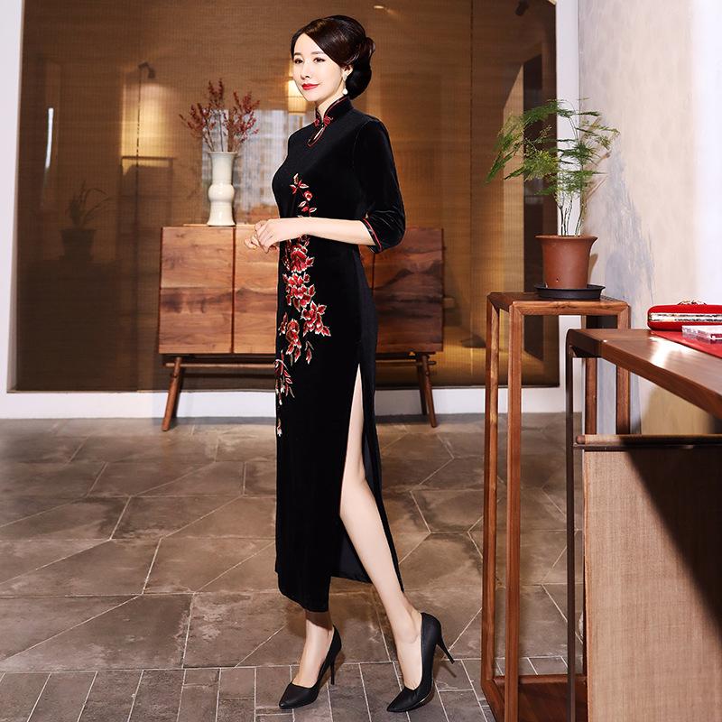 New cheongsam golden velvet retro improved embroidery long large size middle-aged and elderly catwalk Tang clothing high-end performance