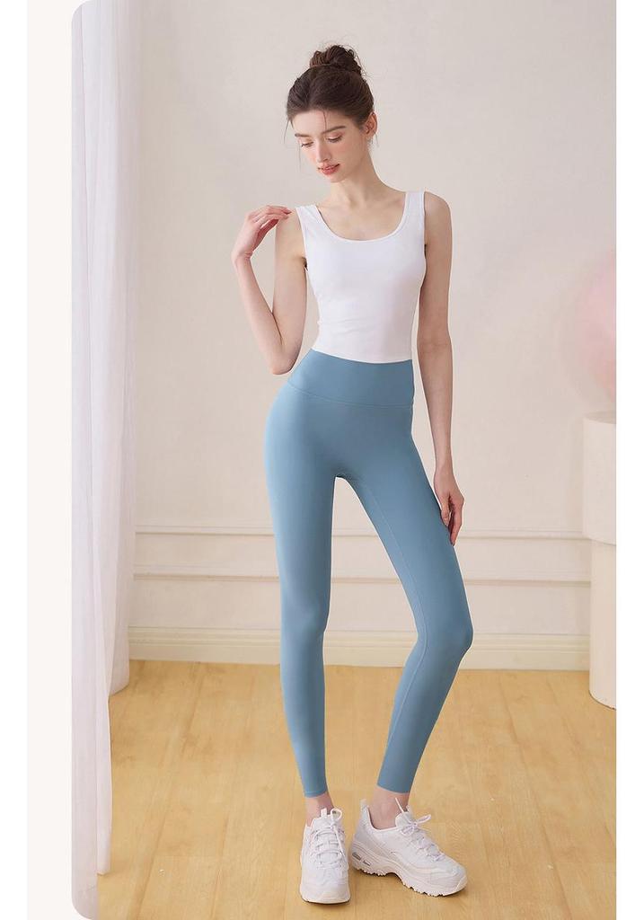 Женская одежда для йоги - Стильный топ-майка и комплект для фитнеса с padded чашками для пилатеса, тренировок и летних видов спорта.