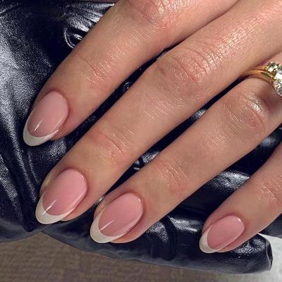 Классические накладные ногти-френч с короткими белыми кончиками - Короткие типсы для нейл-арта