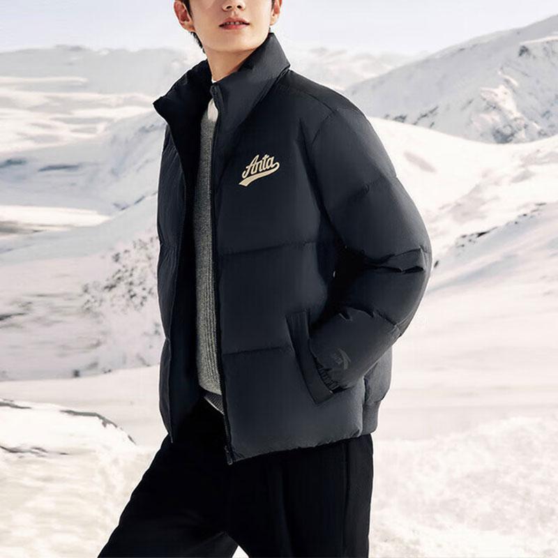Anta Lifestyle Series Letter Print High Neck Свободная короткая водонепроницаемая куртка Snow Shell Down Jacket для мужчин, базовая куртка черного цвета 152348911-3