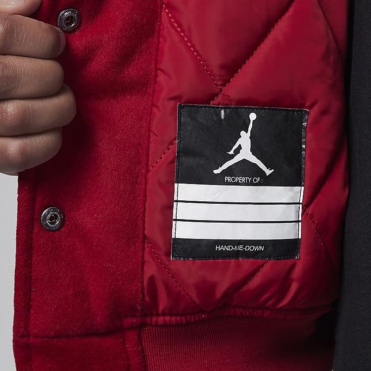 Jordan Куртка с логотипом университета, воротником-стойкой и однобортной застежкой. Детская верхняя одежда, красный FV6043-687.