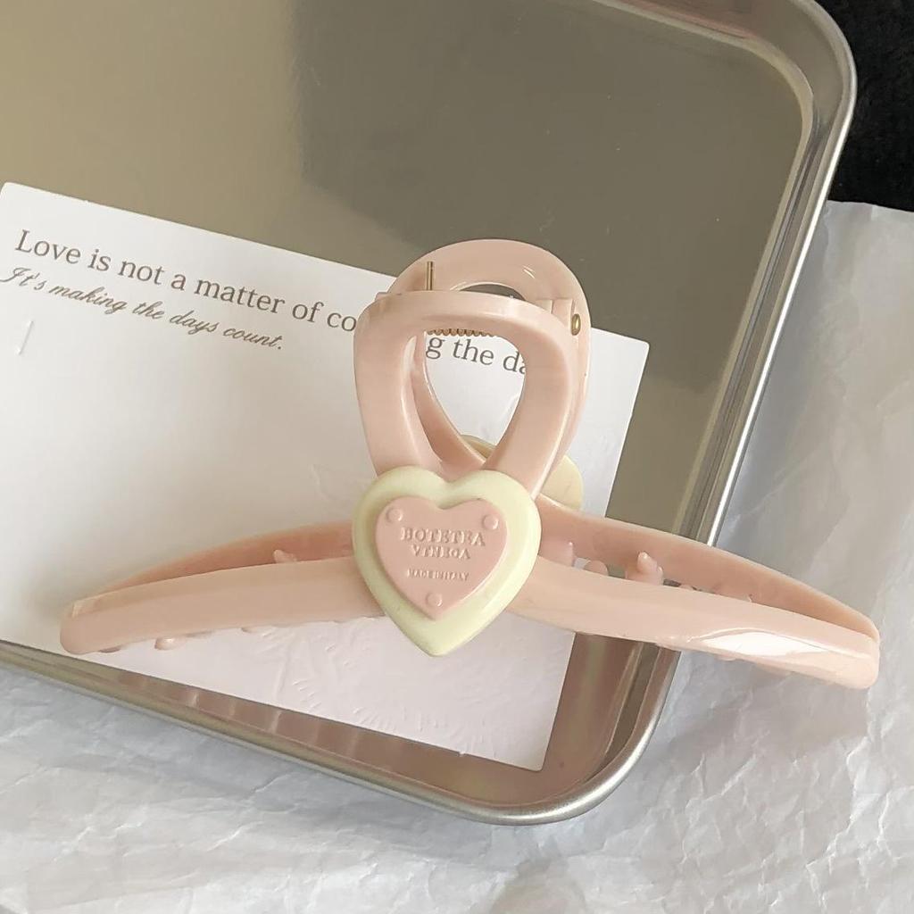 Нежная заколка-сердечко: Кремово-розовый аксессуар для волос в стиле акулы