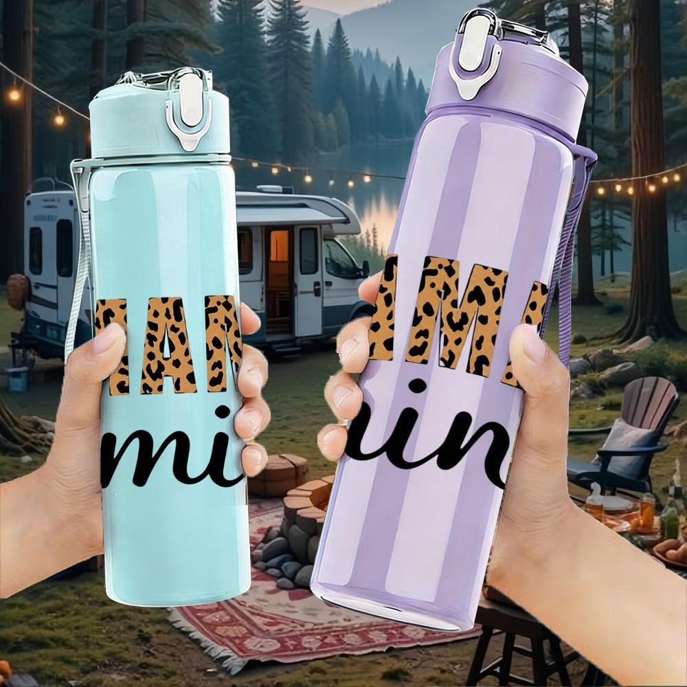 1PC Mama S Mini Retro Cursive Letter Print 750ml Color Plastic Sports Water Bottle Leakproof Flip Straw Lid Suitable for Sports Office Home Use
