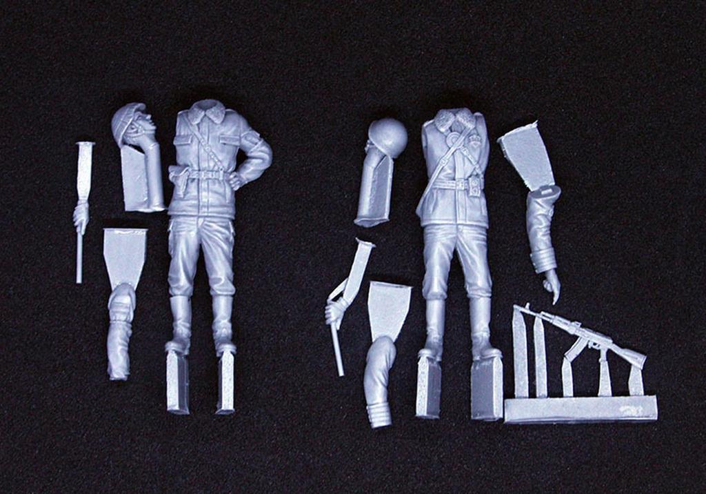 Valkyrie Miniature Current German Cold War Traffic Military Police Set 2 Pieces Resin Kit VM35032 1/35 Russian/Soviet/East