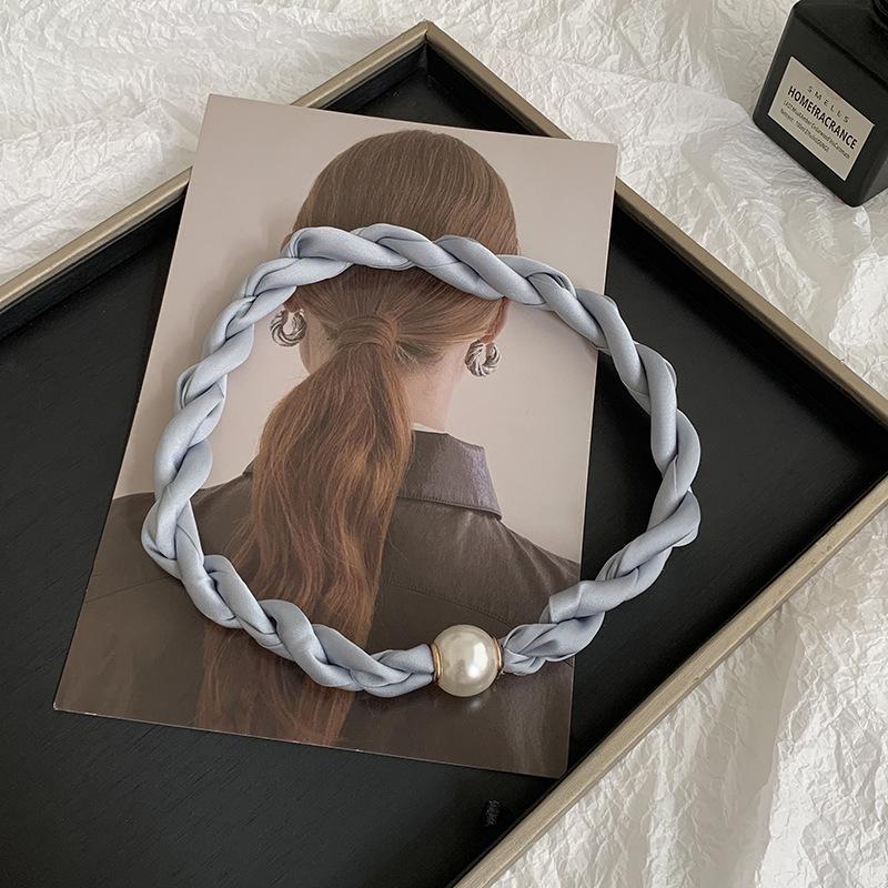 Pearl Necklace Twist Silk Scarf High-end Neck Protection Scarf with Shirt Magnetic Silk Scarf Simple Scarf Collarbone Chain