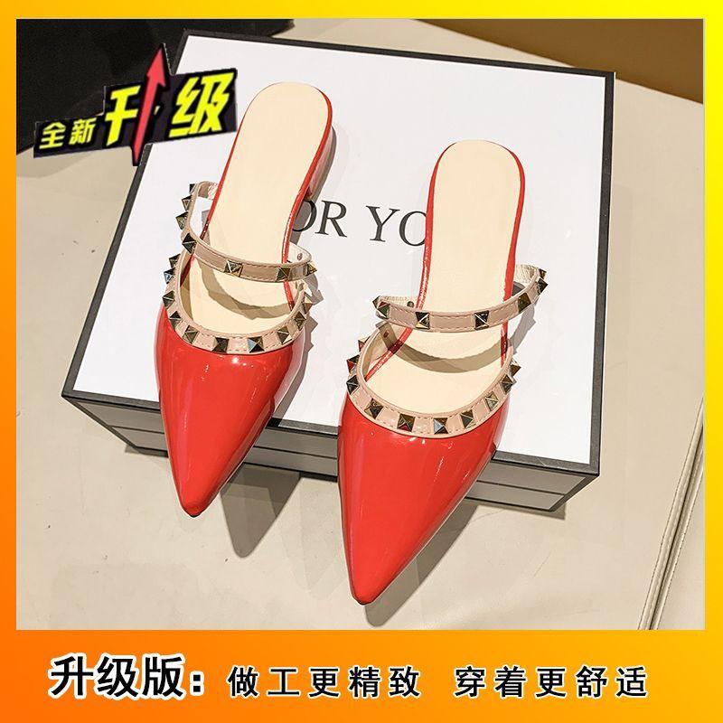 Дизайнерские туфли-полушапки с заклепками на низком каблуке в британском стиле 2024 года, новая популярная верхняя одежда на толстом каблуке, одинарные туфли