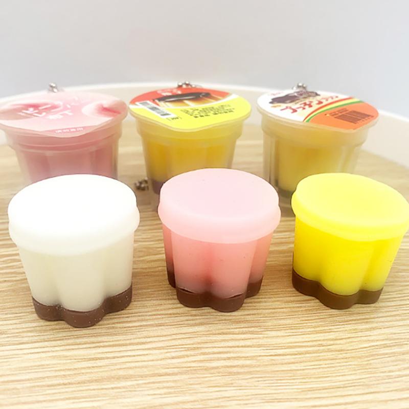 Японский пудинг брелок Игровой пудинг Желе брелок Миниатюрный йогуртовый пудинг Подвеска для мороженого Мягкий разминающий Музыкальные украшения