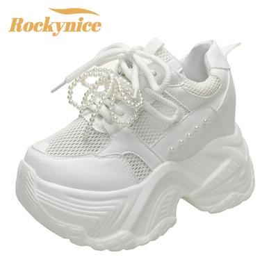 Женские сетчатые кроссовки на толстой подошве, кроссовки на платформе, новые летние 10 см, повседневные туфли на высоком каблуке, спортивная обувь, дышащие лоферы с жемчугом