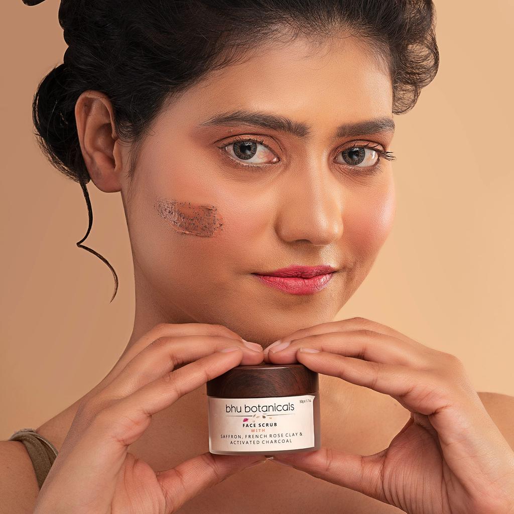 Bhu botanicals Отшелушивающий скраб для лица для осветления кожи | Шафран | Французская розовая глина | Активированный уголь | Удаление загара | Глубокое отшелушивание | Для жирной и нормальной кожи