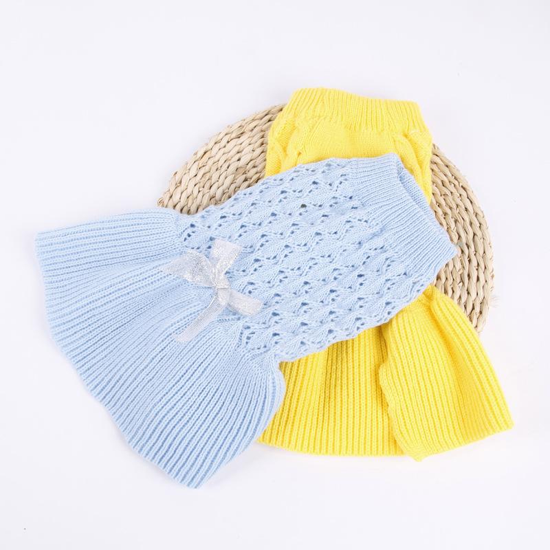 Вязаное платье с бантом для домашних животных, одежда для кошек, одежда для щенков на осень/зиму, акриловое однотонное платье с капюшоном для маленьких собак, свитер с низом