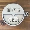 Магнитный знак-напоминание о питомце. Кошка внутри, снаружи. Деревянный знак, переключаемый.