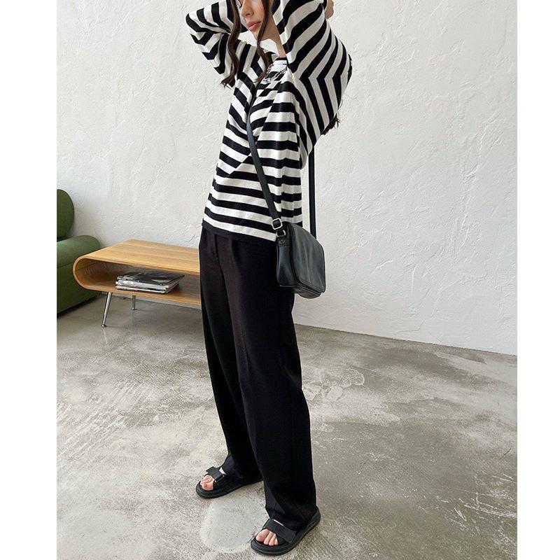 Женский свитер-пуловер с круглым вырезом и винтажной полоской