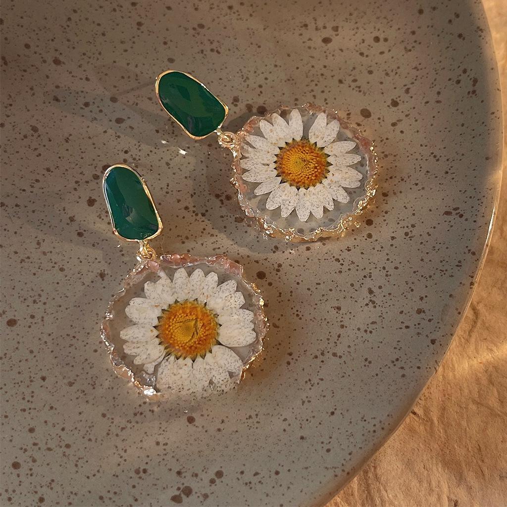 Элегантные серьги с засушенными цветами маргаритки: Модные аксессуары для женщин