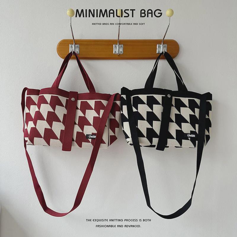 Сумка-мессенджер в черно-белом стиле со стрелкой - большая вместимость для женщин