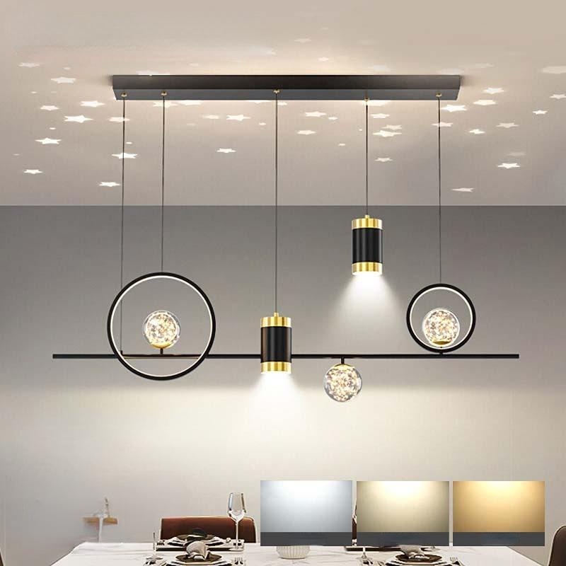 Небо полно звезд, а бар и ресторан — длинные и прямые светильники.