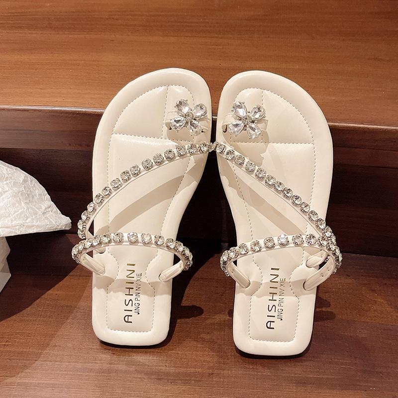 Комплект шлепанцев с плоской подошвой, с открытым носком, маленькие, крутые, обувь 2025, новая летняя, мягкая подошва, сандалии со стразами