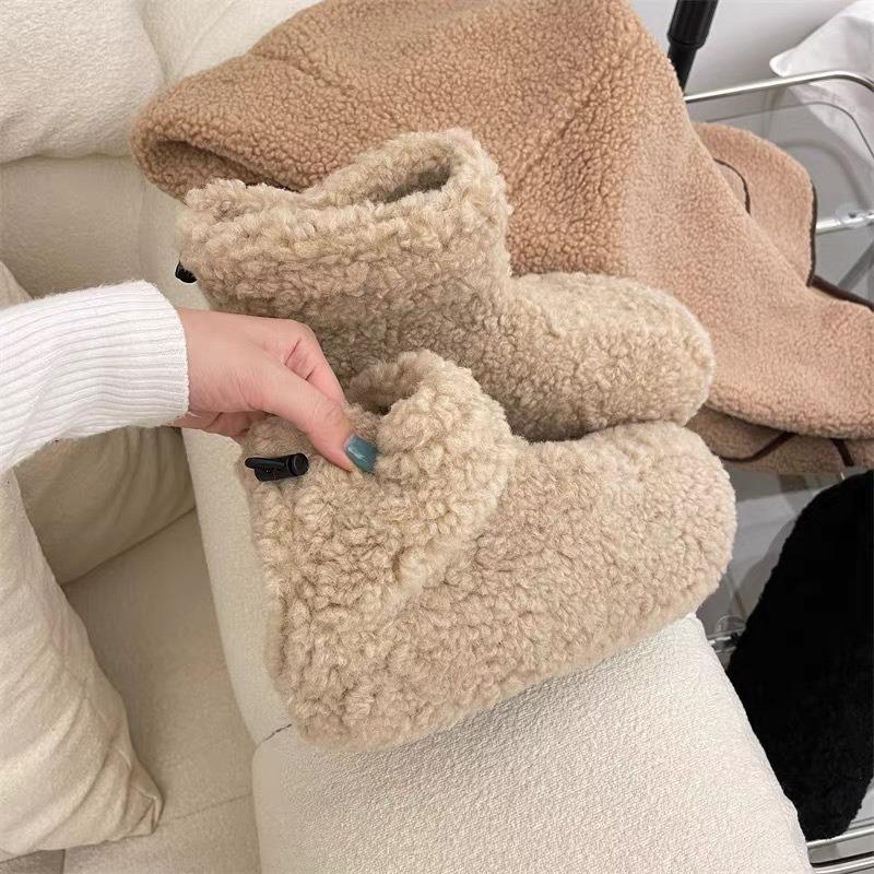 Модные бархатные утепленные зимние ботинки женские новые теплые, нескользящие и удобные короткие пушистые ботинки на плоской подошве