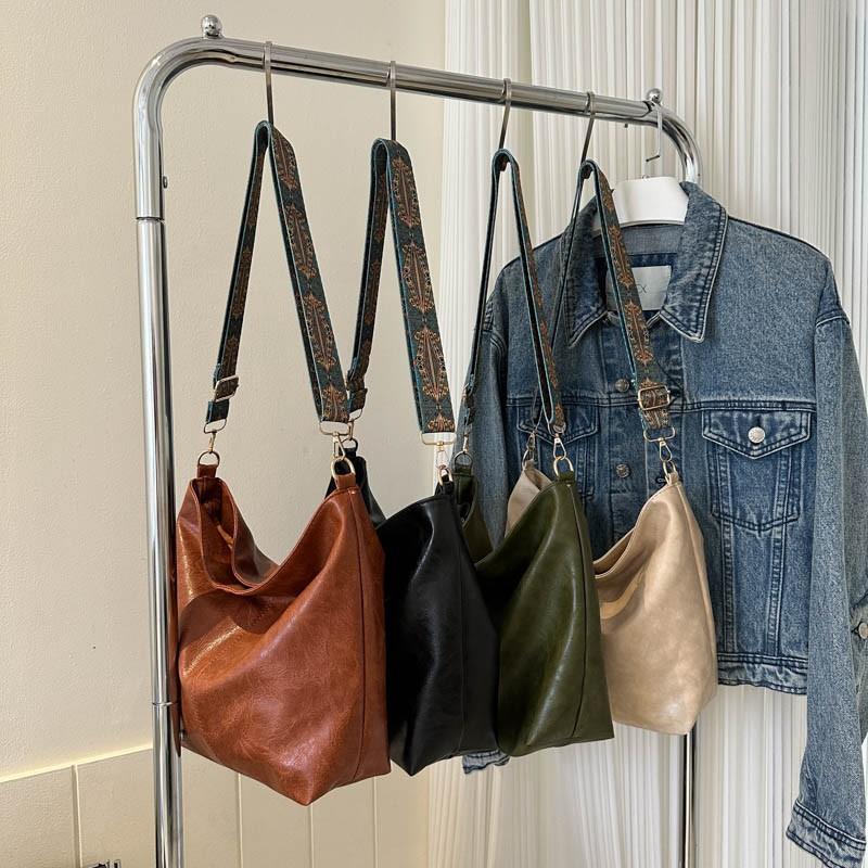 Large Capacity Ladies Bag Summer New Wide Strap One Shoulder Messenger Bag High End Texture Commuter Bucket Bag