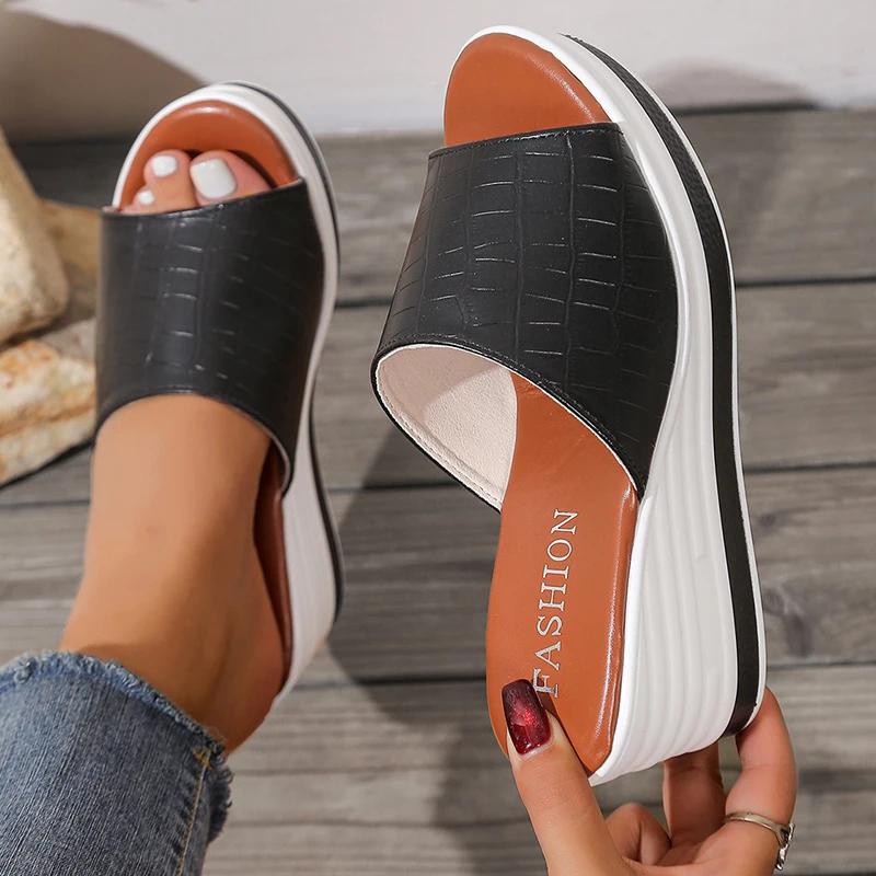 Модные белые шлепанцы на танкетке из искусственной кожи для женщин, больших размеров, модные сандалии на платформе с открытым носком, женские, лето 2025, толстая подошва, пляжные шлепанцы