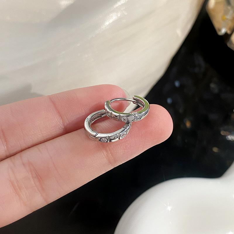 Новые модные трендовые геометрические серьги с микроинкрустацией из циркона. Модные и минималистичные круглые серьги с темпераментом.