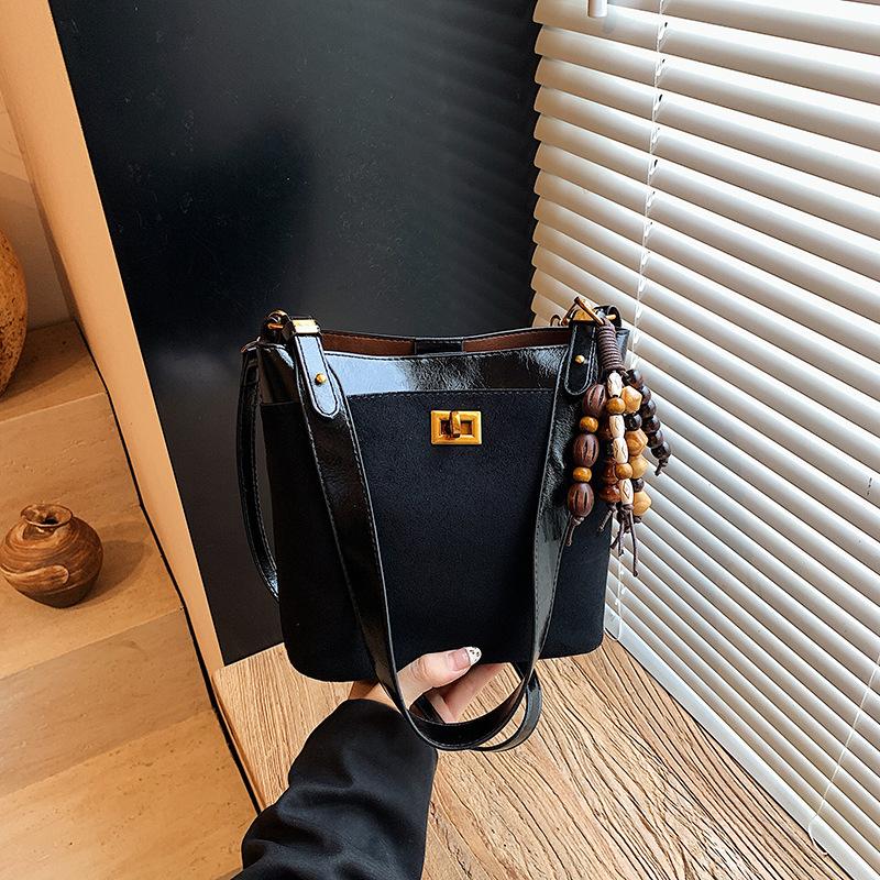 Маленькая матовая ретро-сумка женская осень-зима 2025 новая повседневная на плечо через плечо популярная сумка-ведро в этом году