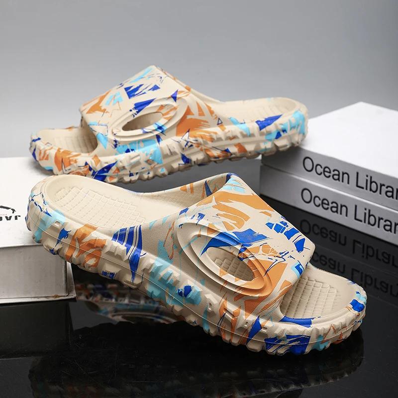 Уличные мужские тапочки Легкие мужские пляжные туфли Нескользящие шлепанцы для ванной Мягкие домашние сандалии Модные шлепанцы