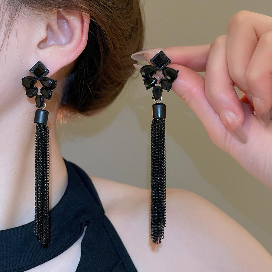 Silver Needle Feather Fringed Earrings Long Light Luxury Atmospheric Stud Earrings Personalized Design Earrings