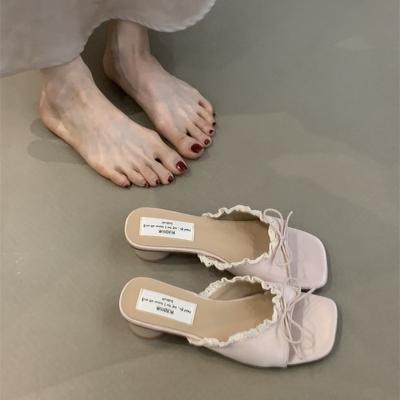 Модные женские босоножки с одним словом на каблуке, лето 2025, новый бант на толстом каблуке, средний каблук, нежный ветер с юбкой, тапочки