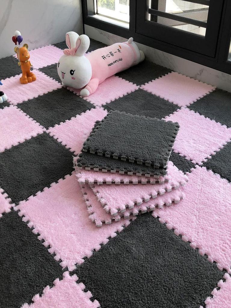 Мягкий тканевый клетчатый коврик для пола серого и бежевого цвета с соединяющимися плитками