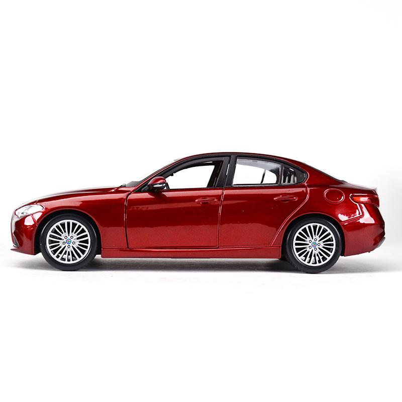 QGDM1 Bburago 1:24 Alfa Romeo Giulia Sports Car Static Die Cast Vehicles Collectible Model Car Toys