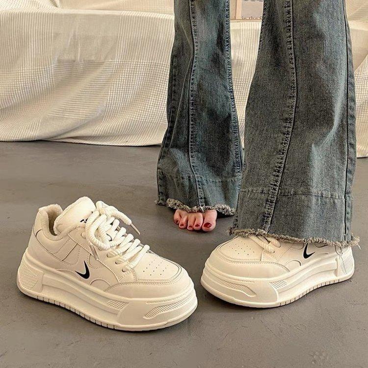 2024 женские дышащие на толстой подошве для увеличения роста осенние новые маленькие белые туфли универсальные кроссовки папы с юбками спортивные кеды женские