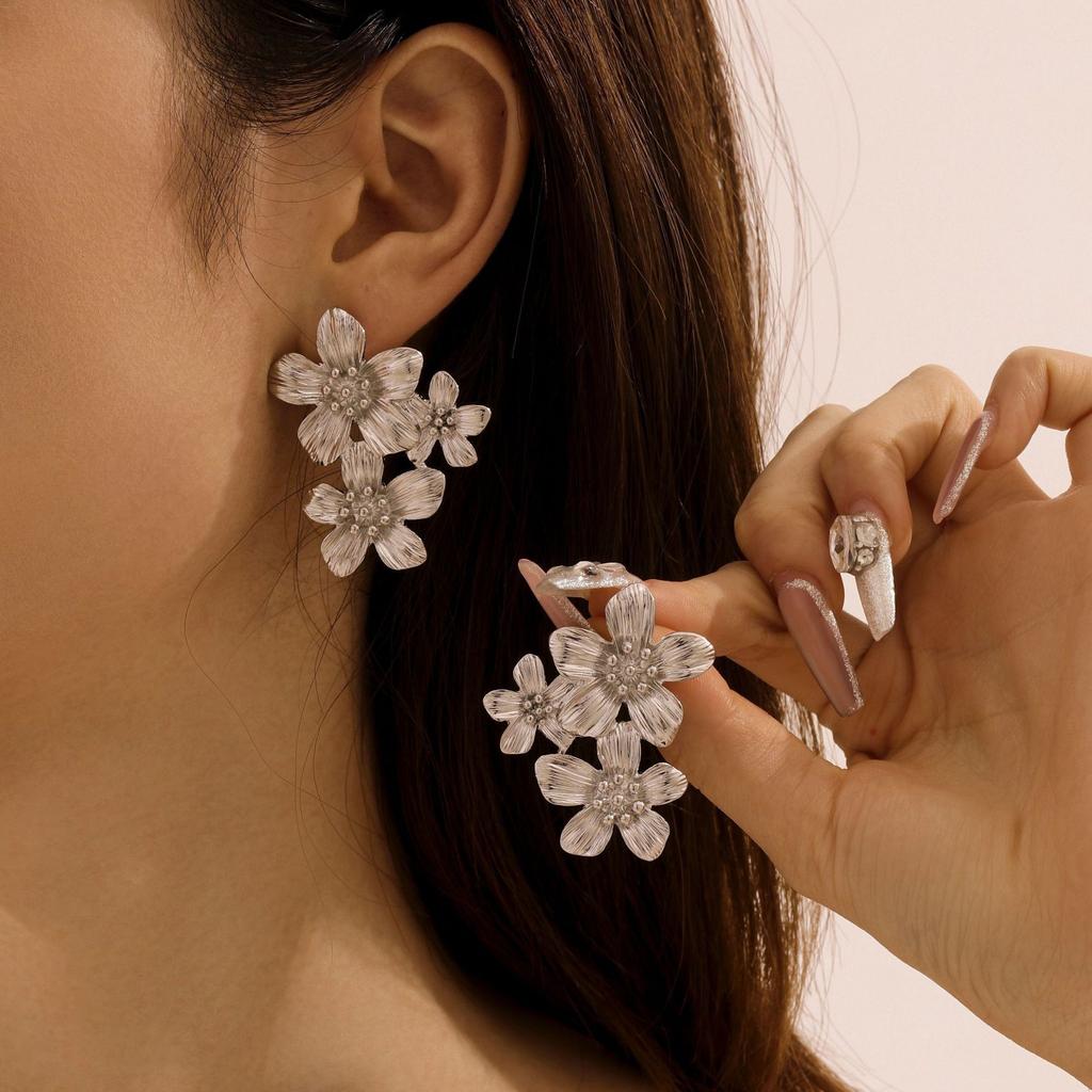 Temperament Leopard Print Geometric Flower Earrings for Women Ladies Vintage Metal Petal Drop Earrings Holiday Jewelry Wholesale