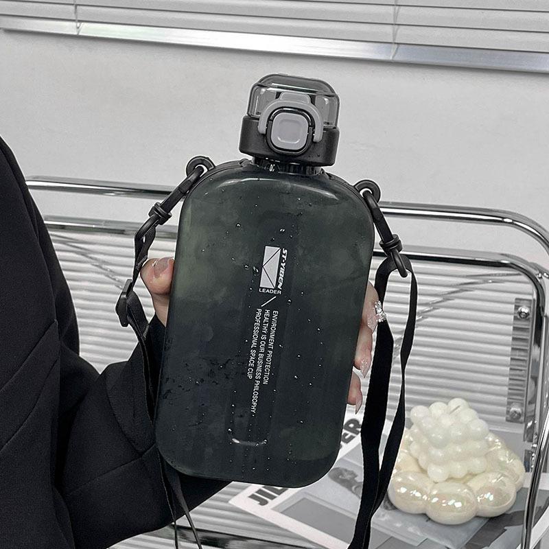 Плоская квадратная прозрачная бутылка для воды, портативная дорожная столовая с регулируемым ремешком, элегантная тонкая бутылка для спорта, кемпинга