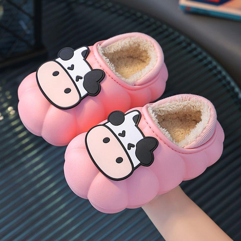 2024 Новые детские тапочки с изображением коровы и животных из мультфильма, детская обувь высшего качества, шлепанцы на плоской подошве, милые маленькие мягкие тапочки для дома с изображением молочной коровы