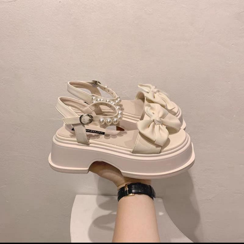 Сандалии 2025 года, женские, новые, летние, с бантом, жемчужные, на толстом каблуке, нескользящие, модные, универсальные, сказочные, в стиле «ветер», пляжные туфли