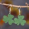 Улица. Деревянные серьги с подвеской в виде зеленого котенка и клевера ко Дню Святого Патрика