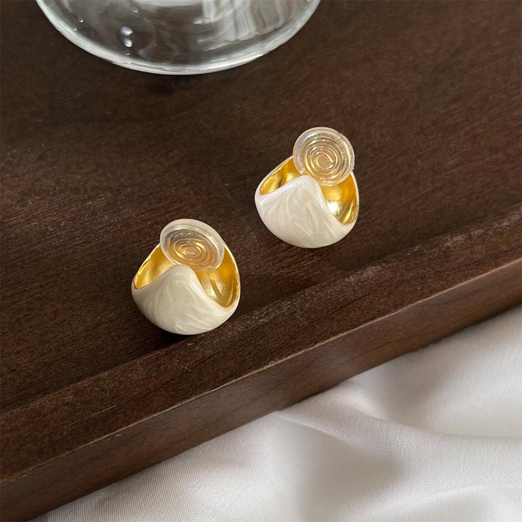 Французские ретро-клипсы для ушей Camellia: Модные серьги без проколов, высококачественный дизайн, идеально подходят для поездок на работу.