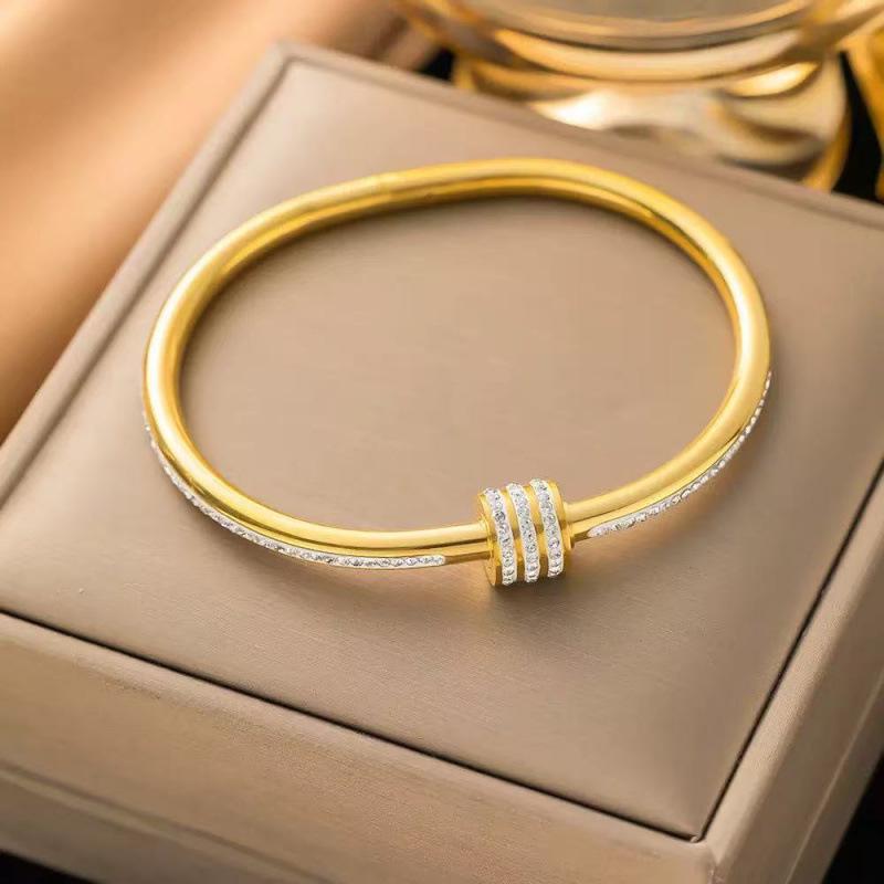 Stainless Steel Women's Bracelet with Diamonds and Four-Leaf Clover Studs - Non-fading, Cross-border Design.