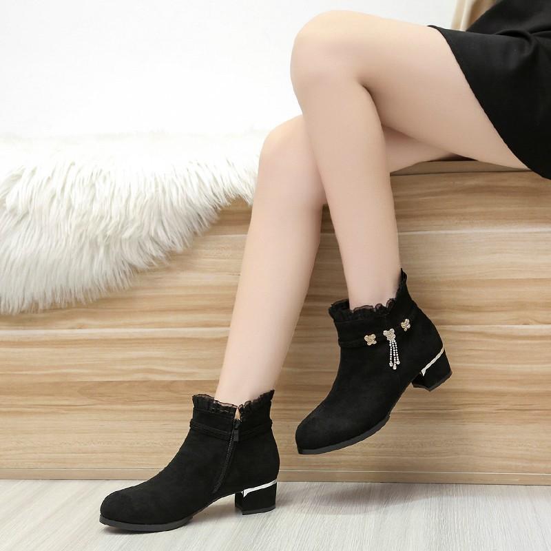 Модная женская обувь 2024 года, горячая распродажа, женские сапоги с боковой молнией, модные металлические украшения, современные сапоги для женщин, сексуальные туфли на каблуках с острым носком для женщин