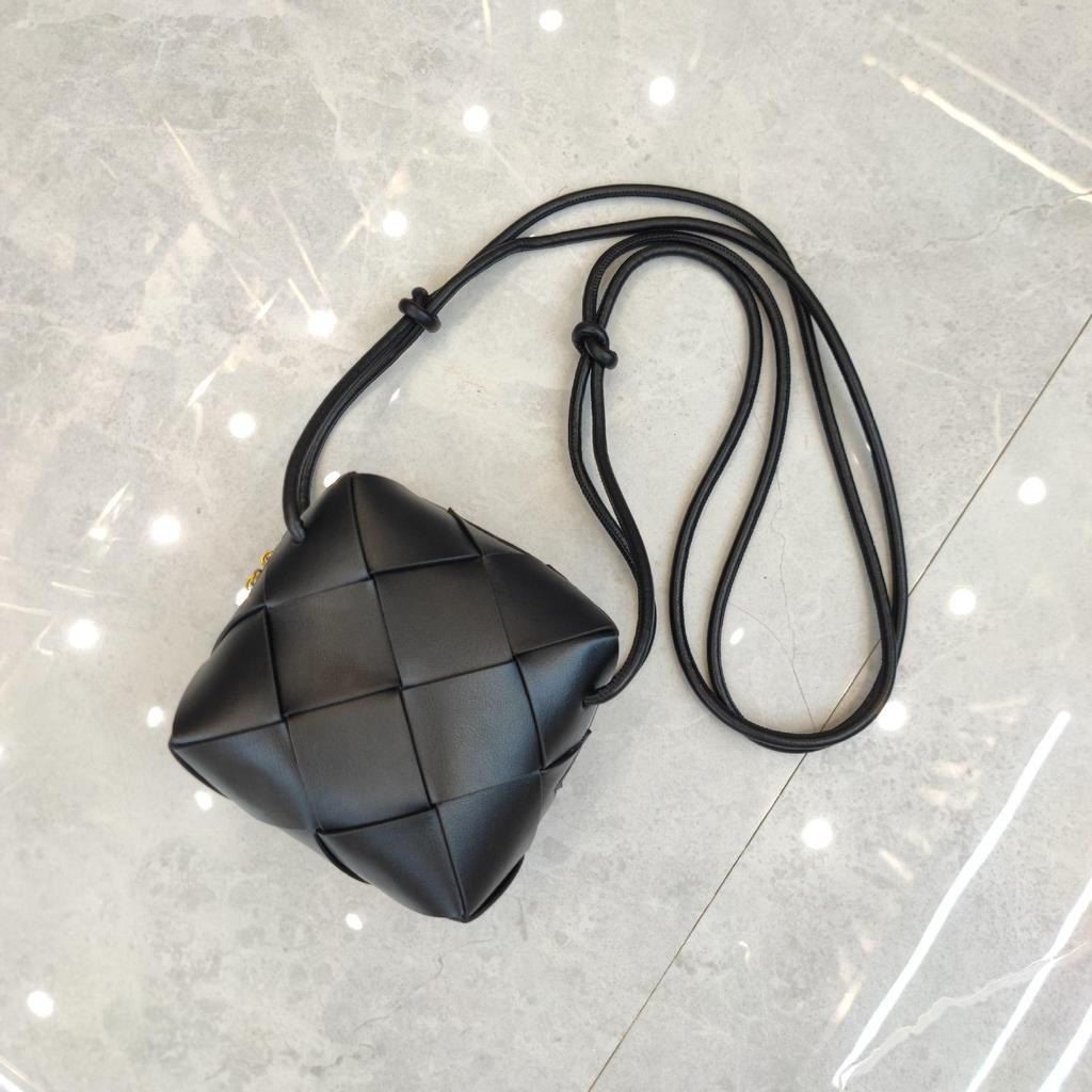 2024 Весна/Лето Женская мода из коровьей кожи, плетеная вручную, с узлом, сумка через плечо и через плечо