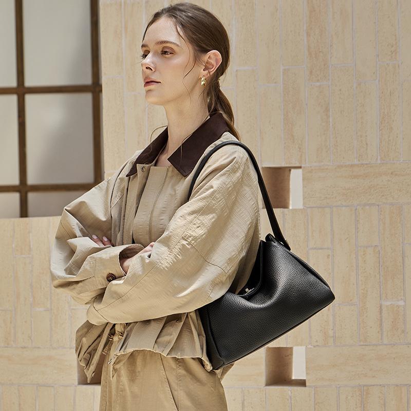 Top-layer cowhide niche design underarm bag 2026 new model simple shoulder bag for commuting large-capacity crossbody handbag