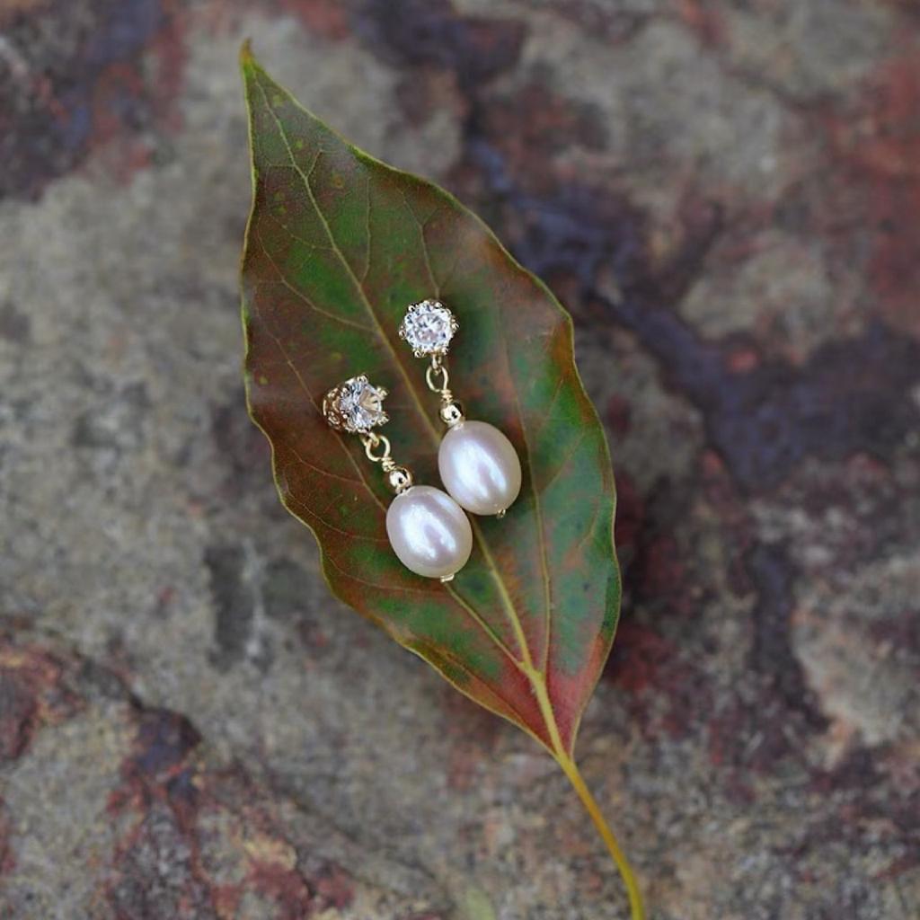 Simple and versatile temperament women's small crown zircon natural freshwater pearl 925 silver needle gold-plated stud earrings strong light rice bea
