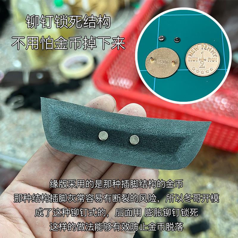 Женские лоферы с золотой монетой, отполированные вручную, британские маленькие кожаные туфли с дизайнерским чувством, нишевые, ретро, на толстом каблуке, из лакированной кожи, с круглым носком, одинарные туфли