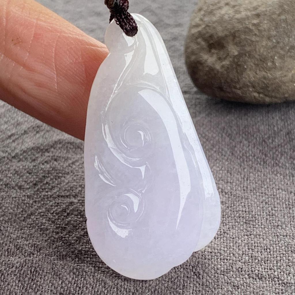 Подвеска из натурального бирманского жадеита класса А с фигурками лисы, тигра, цилиня и бодхисаттвы