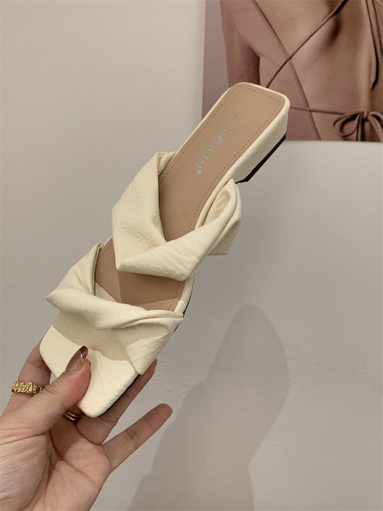 Лето 2025 Женские сандалии с квадратным носком на плоской резиновой подошве, простой дизайн, пляжные шлепанцы для взрослых дам, однотонные туфли-слипоны