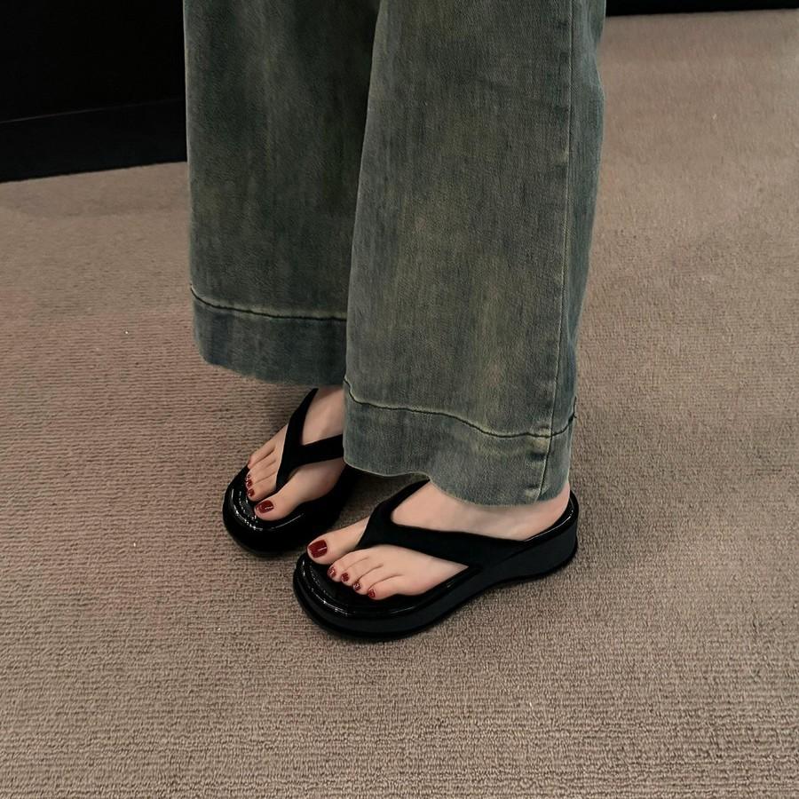 Internet celebrity new beautiful red flip-flops platform slippers women wear 2025 summer new beach muffin sandals