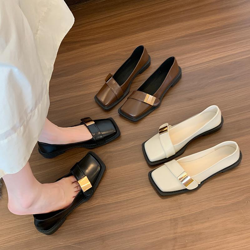 Ретро британский стиль одиночные туфли с металлической пряжкой 2025 новые квадратные туфли с мягкой подошвой удобные женские туфли с одной педалью маленькие кожаные туфли