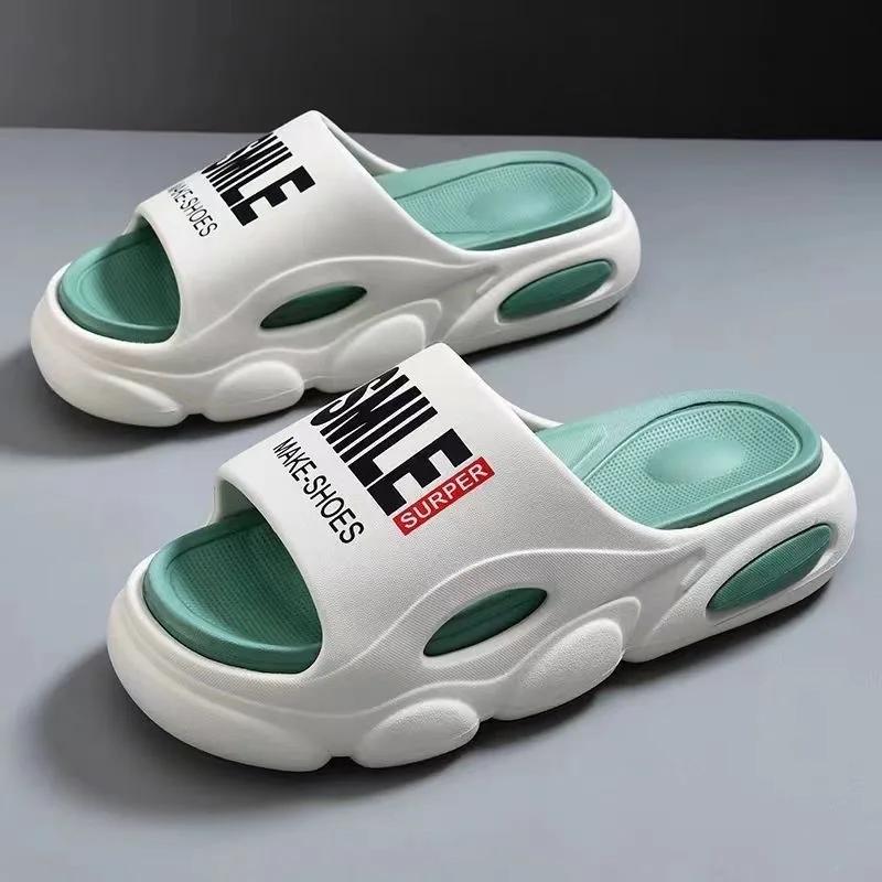 Закажите на размер больше мужские летние пляжные шлепанцы на толстой подошве для ванной комнаты, нескользящие тапочки, мягкие сандалии, простые, ультралегкие туфли с буквами, мужские тапочки