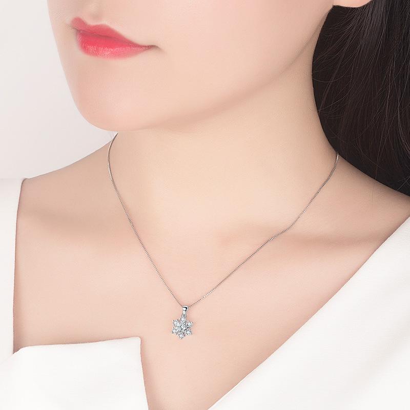 Простой темпераментный кулон-колье с инкрустацией цирконом